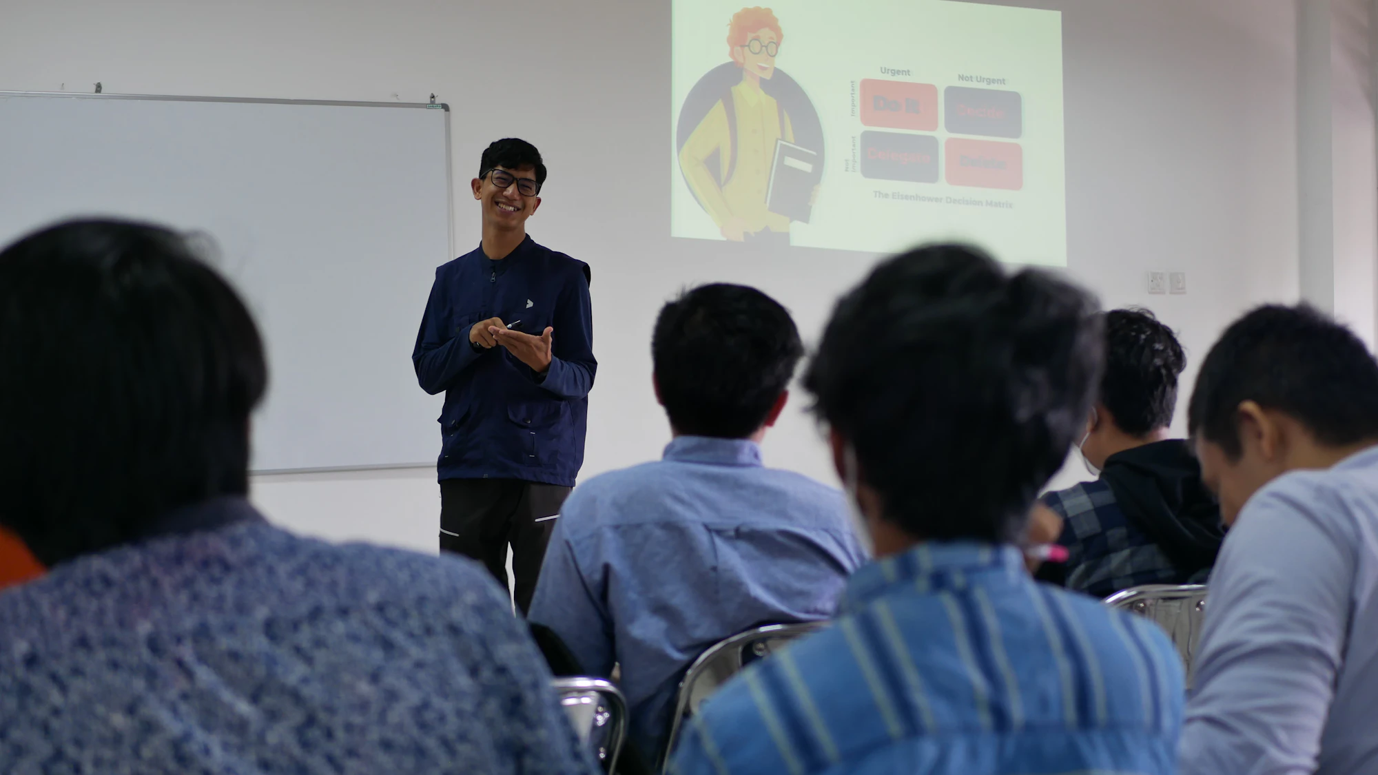 Un docente presenta davanti a un'aula di tecnici