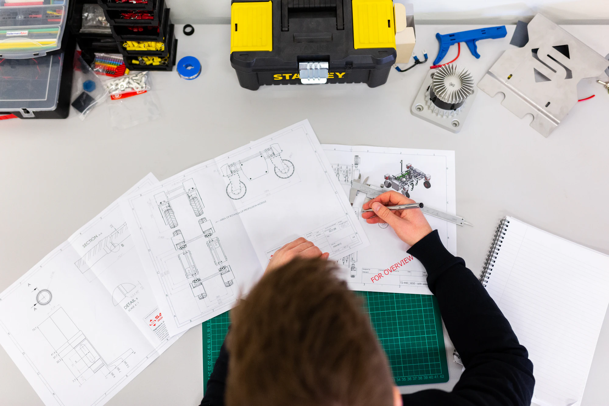 Un tecnico misura un disegno con un calibro