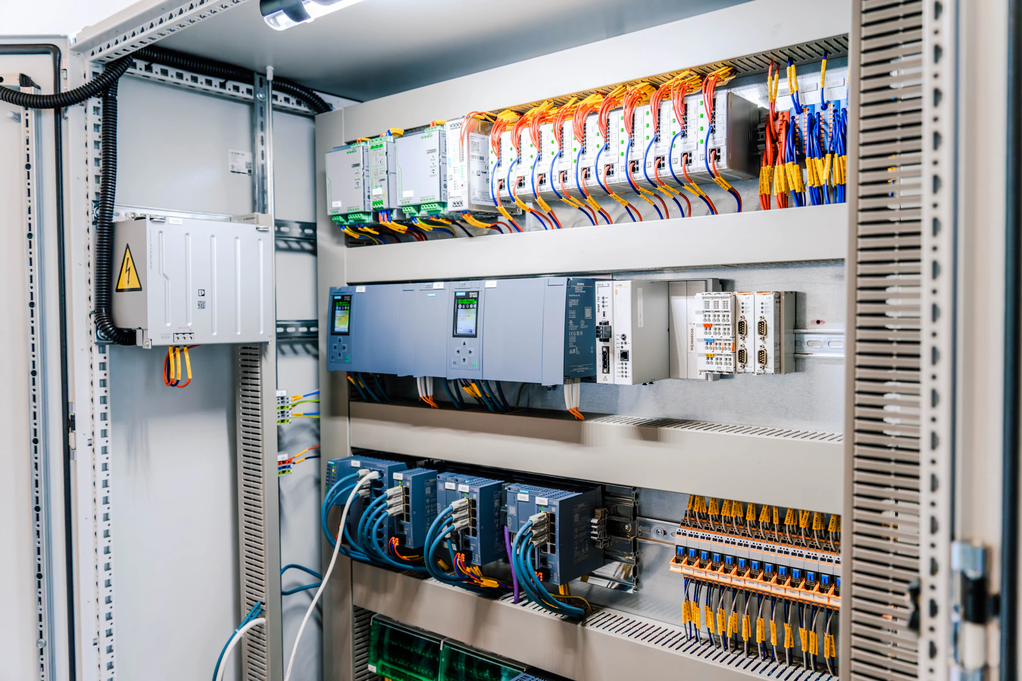 Quadro elettrico industriale aperto con moduli e cablaggi