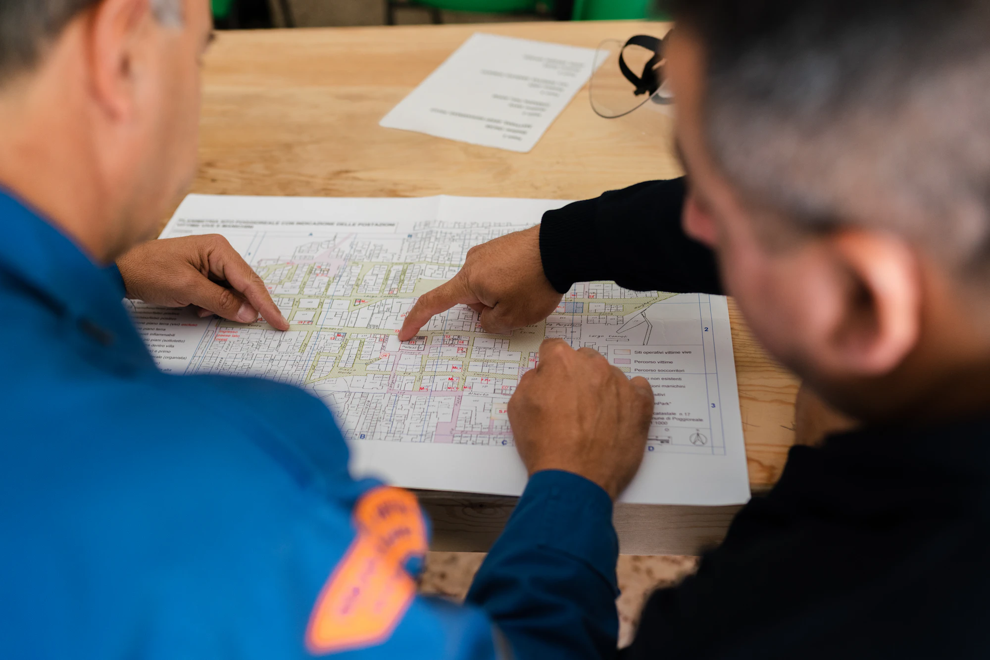 Due tecnici esaminano un disegno tecnico su un tavolo